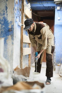 Ana üretim sürecinde alçı dekorasyon elemanları