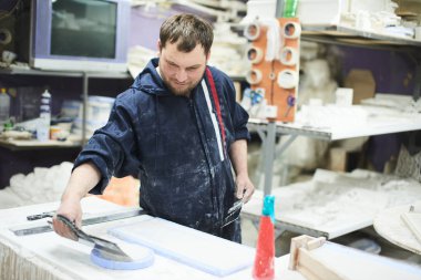 Ana üretim sürecinde alçı dekorasyon elemanları