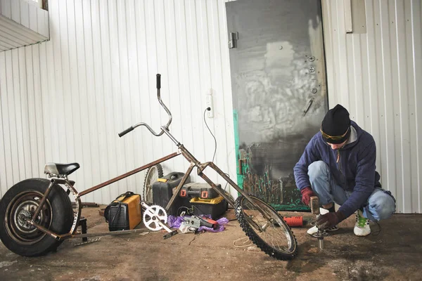Mestre Com Martelo Raipering Detalhe Bicicleta Oficina — Fotografia de Stock