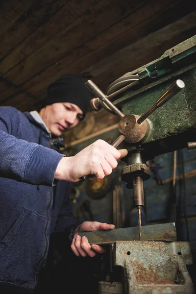 Zblízka Pohled Pracovitý Profesionální Vážný Muž Pracující Vrtačkou Dílně — Stock fotografie