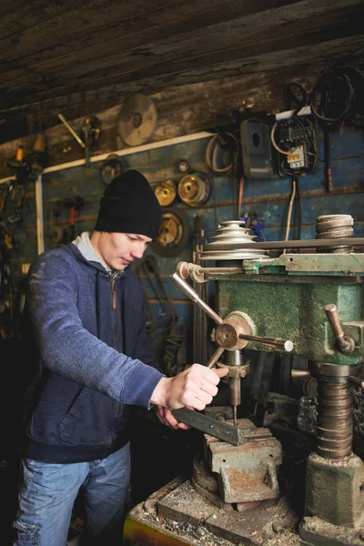 Nära Håll Syn Hårt Arbetande Professionella Allvarlig Man Arbetar Med — Stockfoto