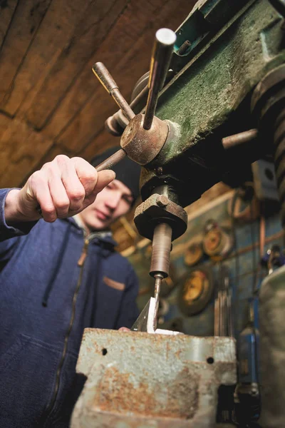 Vue Rapprochée Homme Sérieux Professionnel Qui Travaille Dur Avec Une — Photo