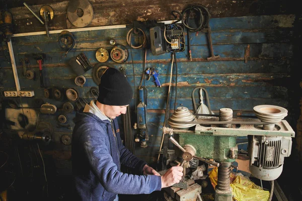 Zblízka Pohled Pracovitý Profesionální Vážný Muž Pracující Vrtačkou Dílně — Stock fotografie