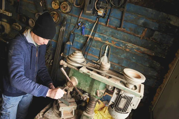 Sondaj Makinesi Metal Atölyesinde Çalışan Bisiklet Master — Stok fotoğraf