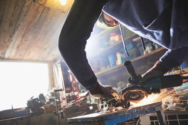 Maître Vélo Professionnel Meulage Soudures Par Roue Électrique Sur Structure — Photo