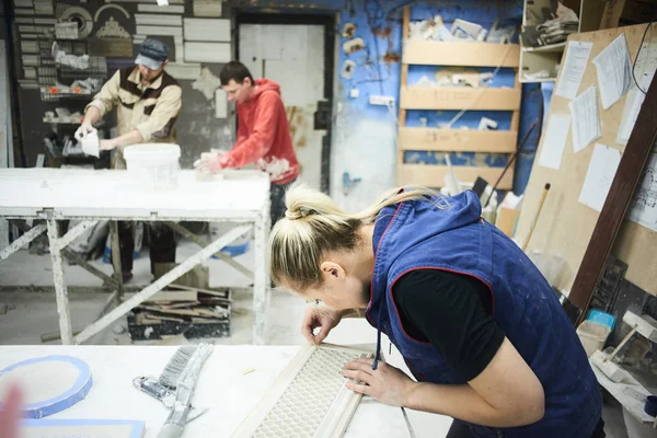 Équipe Sculpteurs Professionnels Travaillant Sur Les Décorations Gypse — Photo