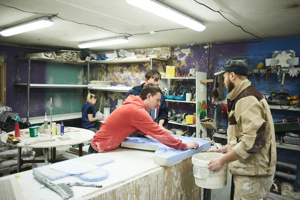Équipe Sculpteurs Professionnels Travaillant Sur Les Décorations Gypse — Photo