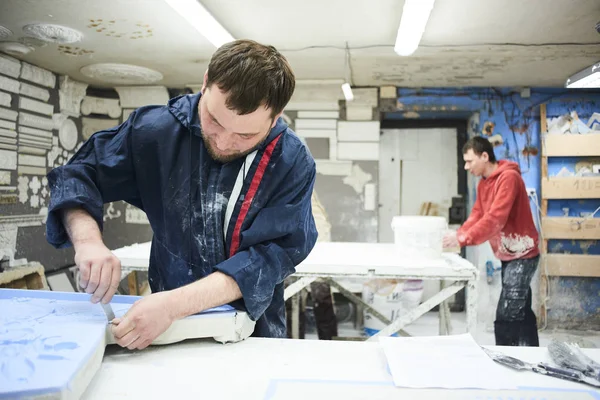 Team Professioneller Bildhauer Arbeitet Gips Dekorationen — Stockfoto