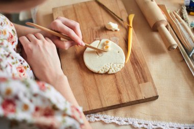 Kadın el yapımı hamur el sanatları yapmak