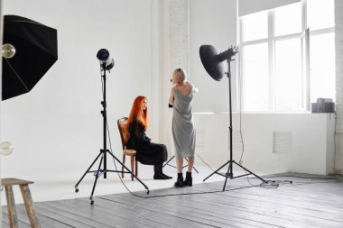 Kız fotoğrafçı moda modeli Studio beyaz arka plan üzerinde siyah renkli fotoğraf çekimi