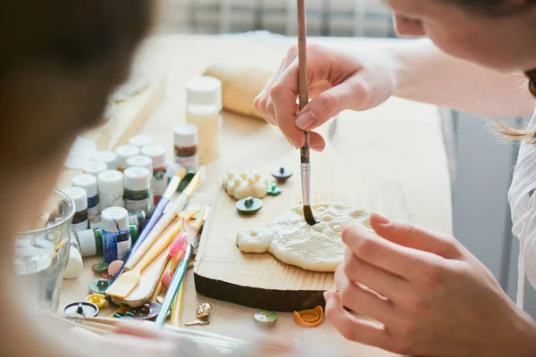 Vrouwen Maken Handgemaakte Deeg Ambachten — Stockfoto