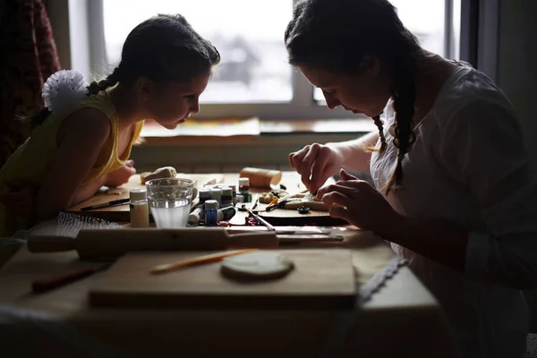 Vrouw Kind Meisje Maken Handgemaakte Deeg Ambachten — Stockfoto