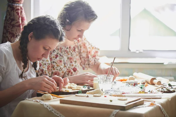 Vrouwen Maken Handgemaakte Deeg Ambachten — Stockfoto