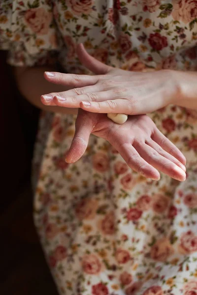 Mãos Femininas Rolando Pedaço Massa Modelando Biscoito — Fotografia de Stock