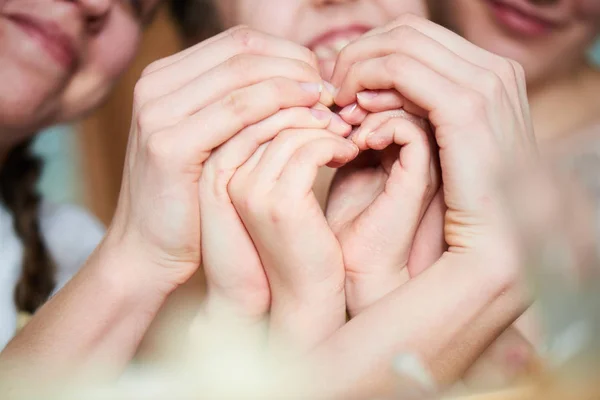 妇女和儿童女孩用手做心脏 — 图库照片