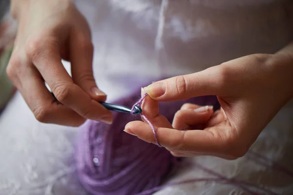 Mains Féminines Avec Crochet Tricot Gros Plan — Photo