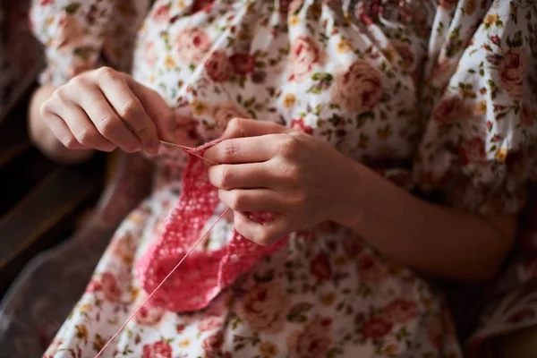 Närbild Bild Kvinna Stickning Med Rosa Ull Sitter Fåtölj — Stockfoto