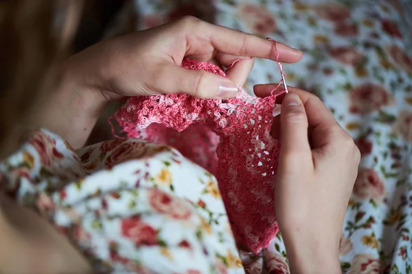 Mãos Femininas Com Crochê Tricô Close — Fotografia de Stock