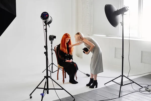 Kız Fotoğrafçı Moda Modeli Studio Beyaz Arka Plan Üzerinde Siyah — Stok fotoğraf