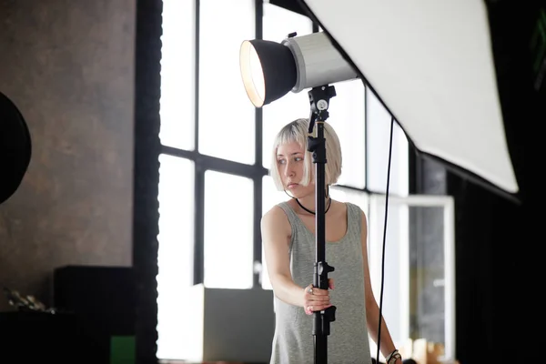 Niña Fotógrafa Sosteniendo Cámara Fotografías Estudio — Foto de Stock