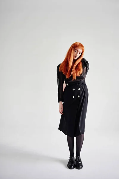 Moda Model Siyah Giysili Studio Beyaz Arka Plan Üzerinde Poz — Stok fotoğraf