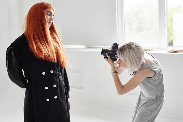 Kız Fotoğrafçı Moda Modeli Studio Beyaz Arka Plan Üzerinde Siyah — Stok fotoğraf