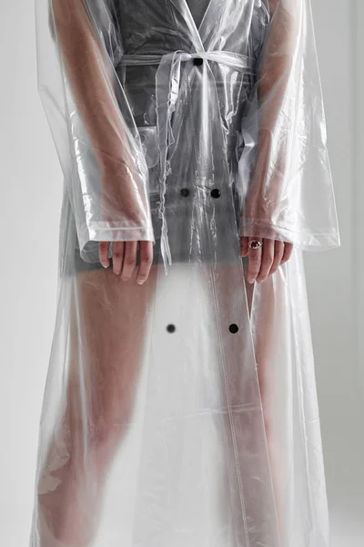 白の背景に透明な服のファッション モデルの女の子 — ストック写真