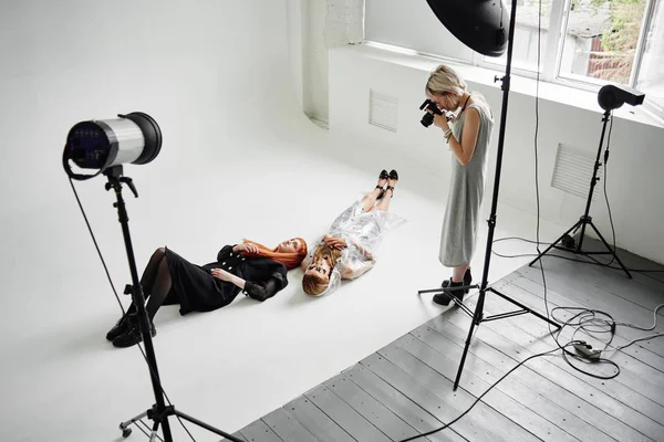 Meisje Fotograaf Fotograferen Fashion Modellen Met Een Duidelijke Vacht Met — Stockfoto