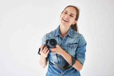 Beyaz zemin üzerinde bir kız fotoğrafçı portresi