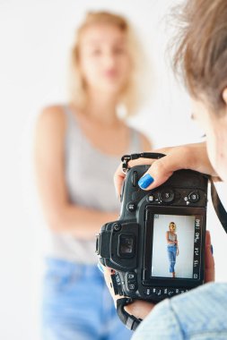 Stüdyo modelinde çekim kız fotoğrafçı