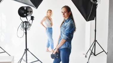 Stüdyo modelinde çekim kız fotoğrafçı