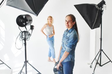 Stüdyo modelinde çekim kız fotoğrafçı