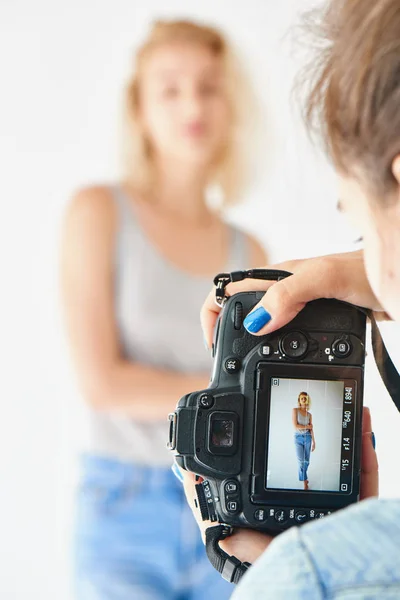 Chica Fotógrafa Fotografiando Modelo Estudio — Foto de Stock