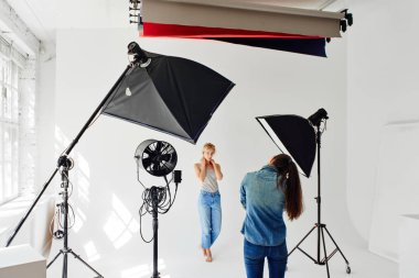 Stüdyo modelinde çekim kız fotoğrafçı