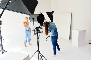 Stüdyo modelinde çekim kız fotoğrafçı