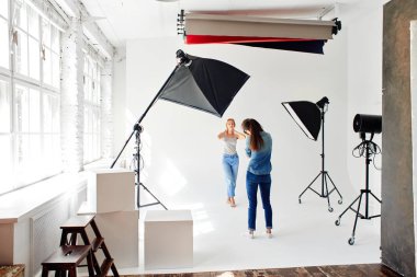 Stüdyo modelinde çekim kız fotoğrafçı