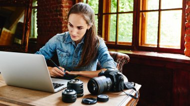 Bir bilgisayar ile çalışan bir kız fotoğrafçı portresi