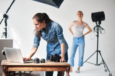 Kız fotoğrafçı Studio zekâ kamera ve lens ile çalışma