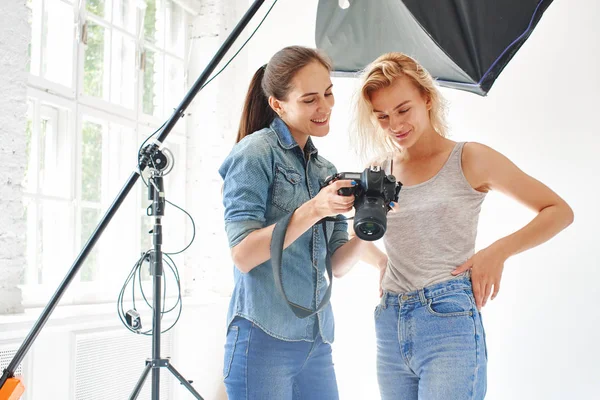 Kız Fotoğrafçı Modeline Resim Studio Gösterir — Stok fotoğraf