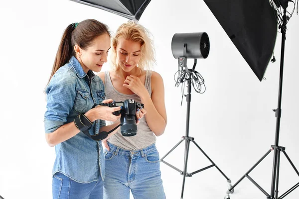 Fotógrafo Menina Mostra Imagem Para Modelo Estúdio — Fotografia de Stock