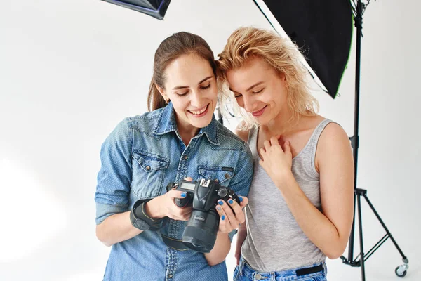 Ragazza Fotografa Mostra Immagine Modello Studio — Foto Stock