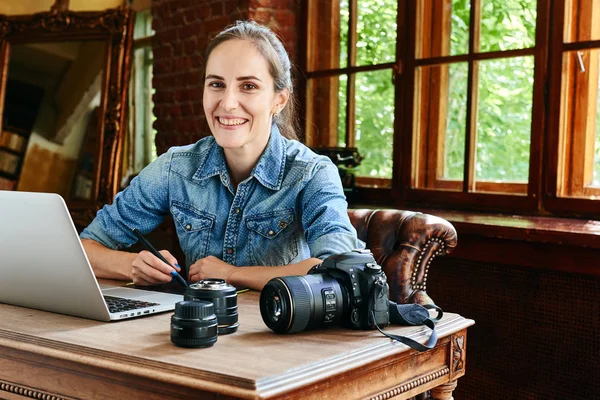 Retrato Una Fotógrafa Trabajando Con Ordenador — Foto de Stock