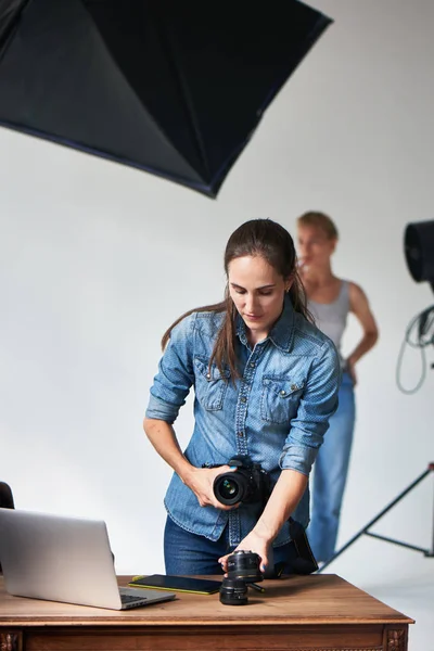 スタジオ ウィット カメラとレンズでの作業の女の子の写真 — ストック写真