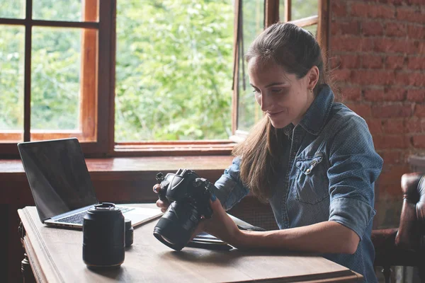 Retrato Una Fotógrafa Trabajando Con Ordenador — Foto de Stock