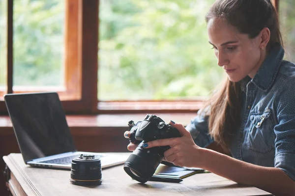 Retrato Una Fotógrafa Trabajando Con Ordenador — Foto de Stock