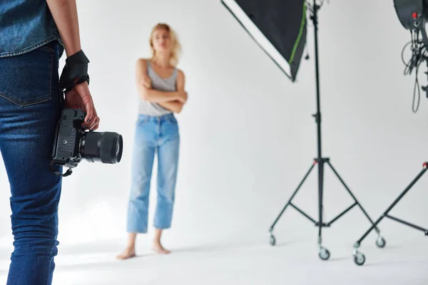 Fotógrafo Menina Fotografando Modelo Estúdio — Fotografia de Stock