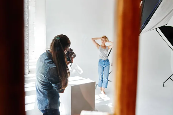 Girl Photographer Photographing Model Studio — Stock Photo, Image