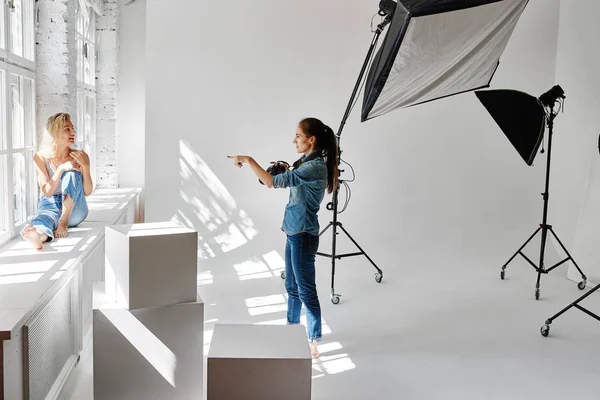 Meisje Fotograaf Fotograferen Van Het Model Studio — Stockfoto
