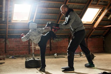 Baba oğlu çalışma dışarı derme çatma ev jimnastik salonu boks darbe ile spor kıyafetli  