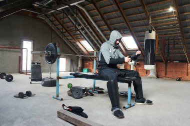 sporcu boxer el derme çatma ev jimnastik salonu içinde elastik sargı bezi ile sarmak